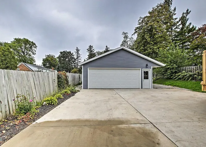 Ideal Green Bay Home < 3 Mi To Lambeau Field!