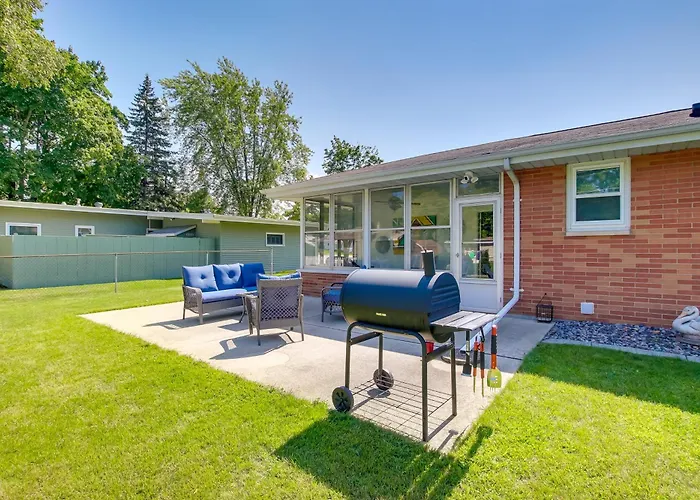 Walk To Lambeau Field: Green Bay Retreat